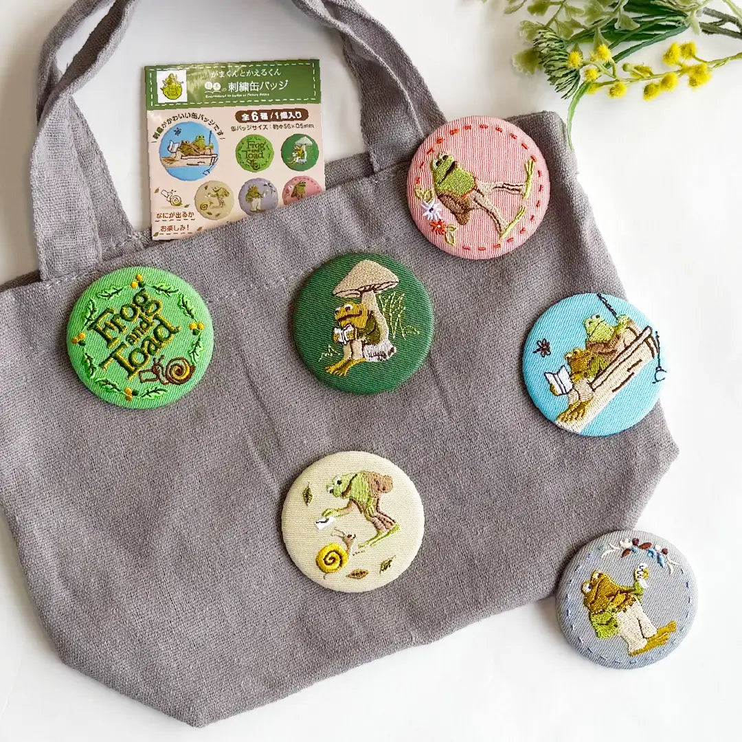 絵本の缶バッジ】刺繍缶バッジ ver.1/がまくんとかえるくん – 親子の