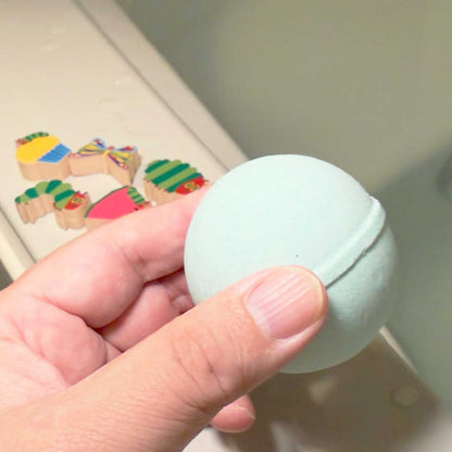 【絵本のつみきのバスボール】　はらぺこあおむし