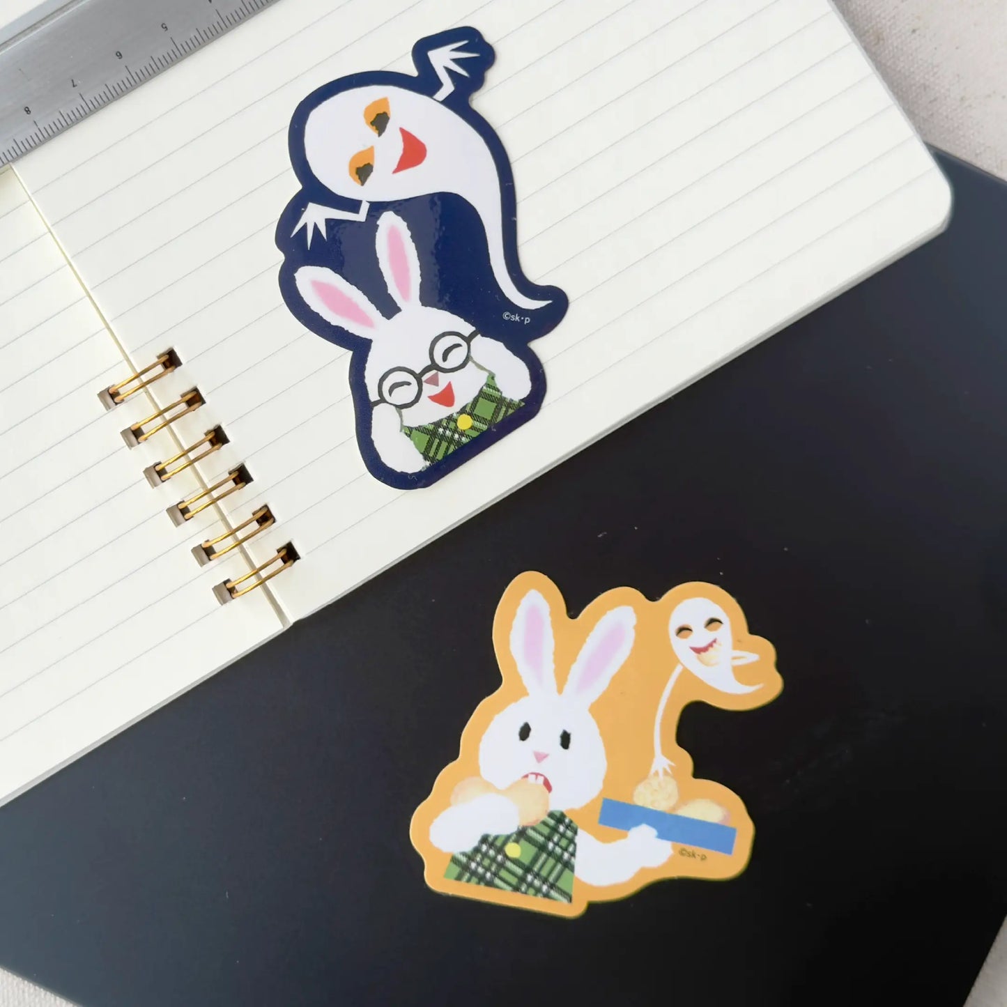 【絵本のステッカー】おばけとうさこ ネイビー【めがねうさぎ】