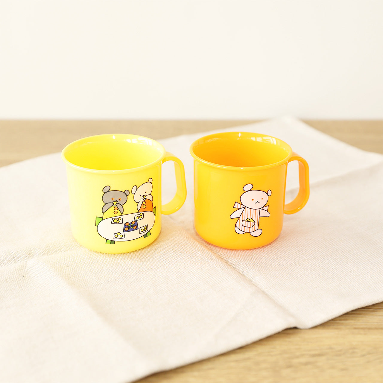 こぐまちゃんとしろくまちゃん プラカップ なかよしランチタイム (イエロー）